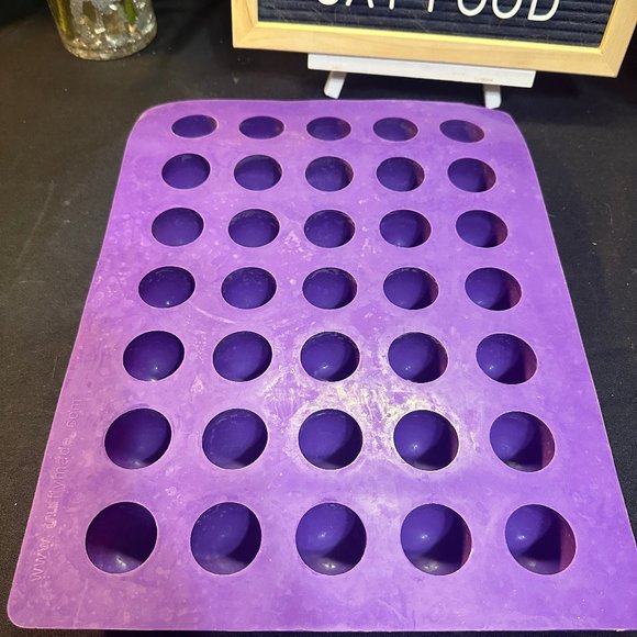 Truffly Made. XL Round Chocolate Truffle, Jelly and Candy Mold, 35 cavities - Picture 3 of 3